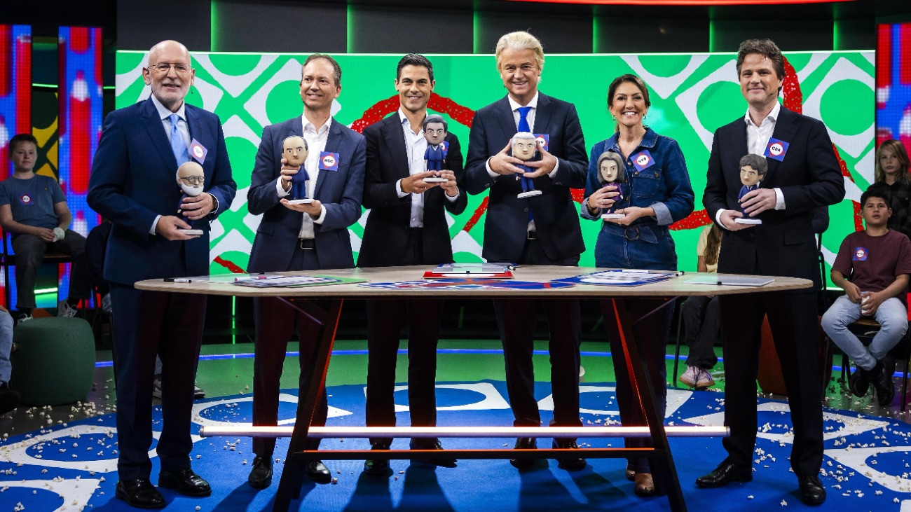 Frans Timmermans, a GroenLinks-PvdA párt, Eddy van Hijum, az Új Szociális Szerzõdés (NSC) párt, Rob Jetten, a 66-os Demokraták (D66) párt, Geert Wilders, a radikális jobboldali Szabadságpárt (PVV), Dilan Yesilgöz-Zegerius, a holland Néppárt a Szabadságért és Demokráciáért (VVD) , valamint Henri Bontenbal, a Kereszténydemokrata Tömörülés (CDA) vezetõje (b-j) a televíziós vitájuk kezdete elõtt Hilversumban 2025. október 25-én. Hollandiában október 29-én elõrehozott parlamenti választásokat tartanak.