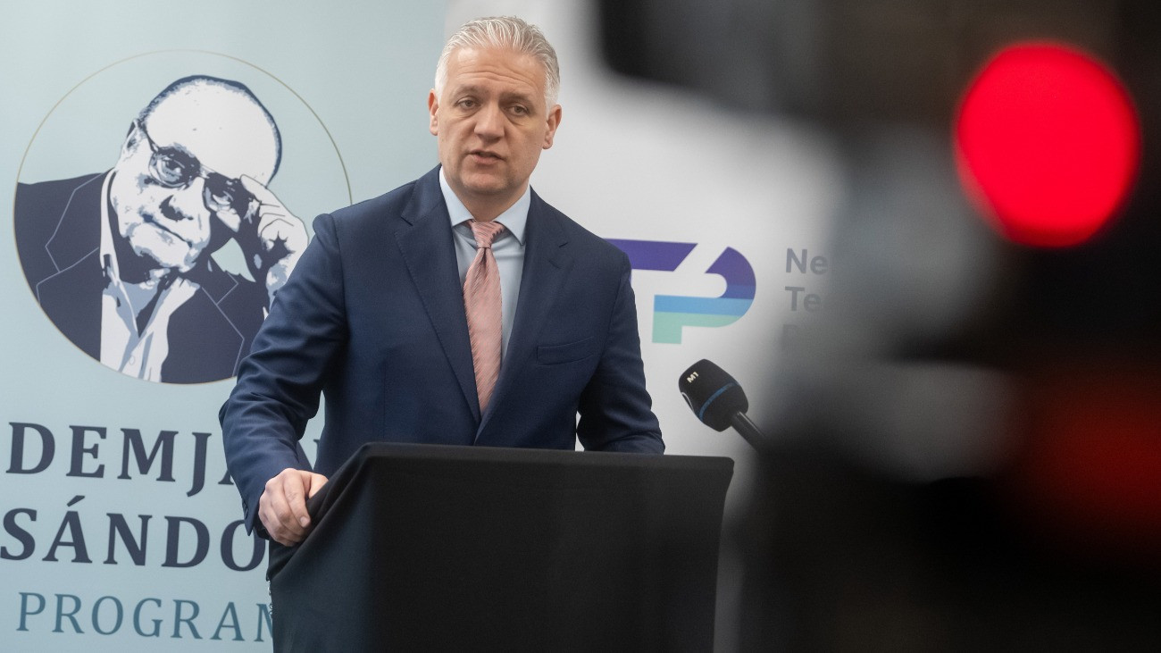 Szabados Richárd, a Nemzetgazdasági Minisztérium kis- és középvállalkozások fejlesztéséért és technológiáért felelõs államtitkára beszél a Demján Sándor Program részleteirõl, a Minden vállalkozásnak legyen saját honlapja! kezdeményezésrõl, valamint a vállalkozás-fejlesztéshez igénybe vehetõ hitelrõl és tõkeprogramokról tartott sajtótájékoztatón Budapesten, az R70 Irodaházban 2024. december 10-én.