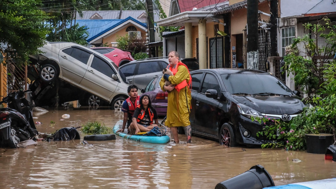 Helybeliek egymásra torlódott autóknál a Fülöp-szigeteki Cebu nagyvárosban 2025. november 4-én, amikor a keletrõl érkezõ Kalmaegi tájfun elérte az ázsiai szigetországot. A villámárvizeket okozó trópusi vihar legkevesebb két ember életét követelte.