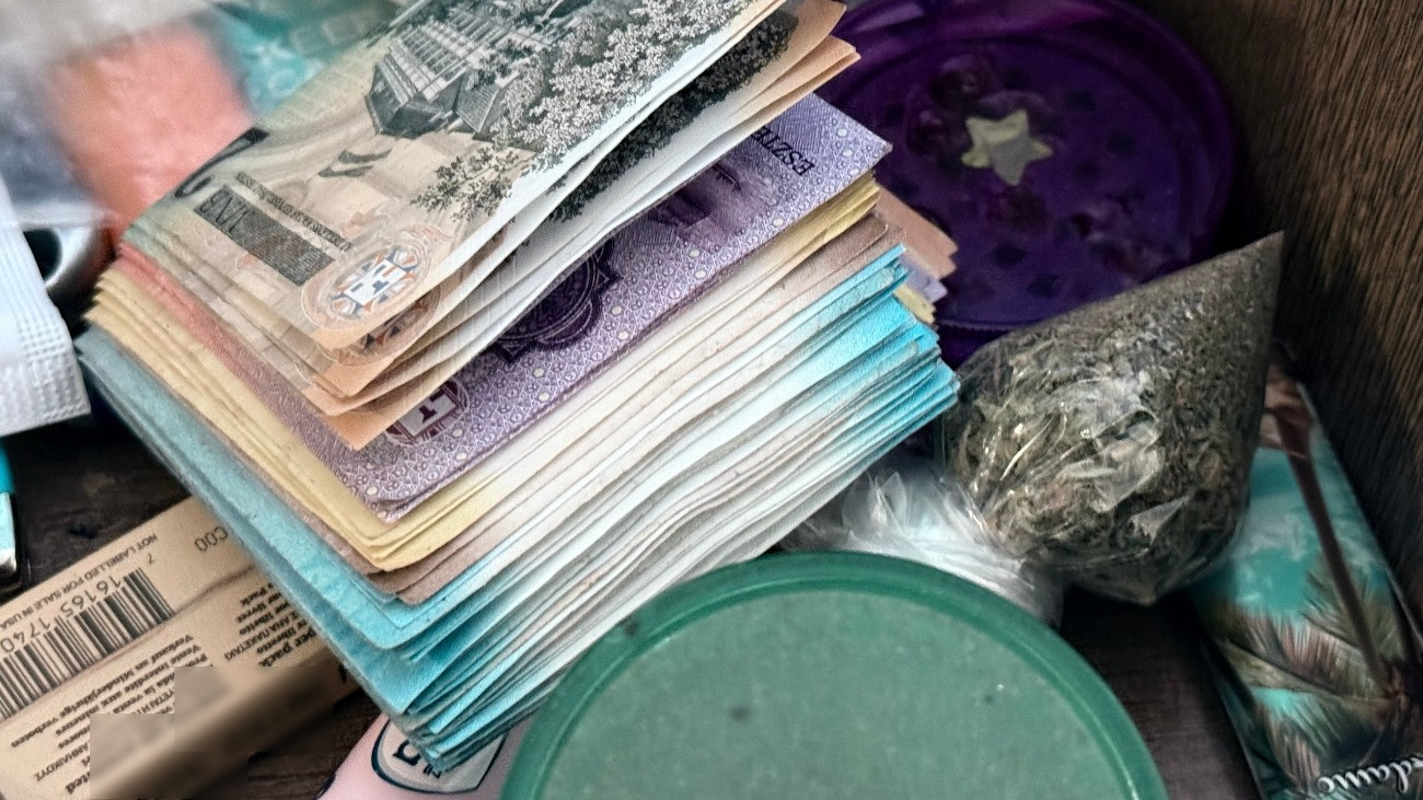 Elfogtak két külföldi kábítószer-kereskedőt Debrecenben; majdnem 300 gramm marihuánát, tablettákat és mintegy egymillió forintot foglaltak le tőlük.