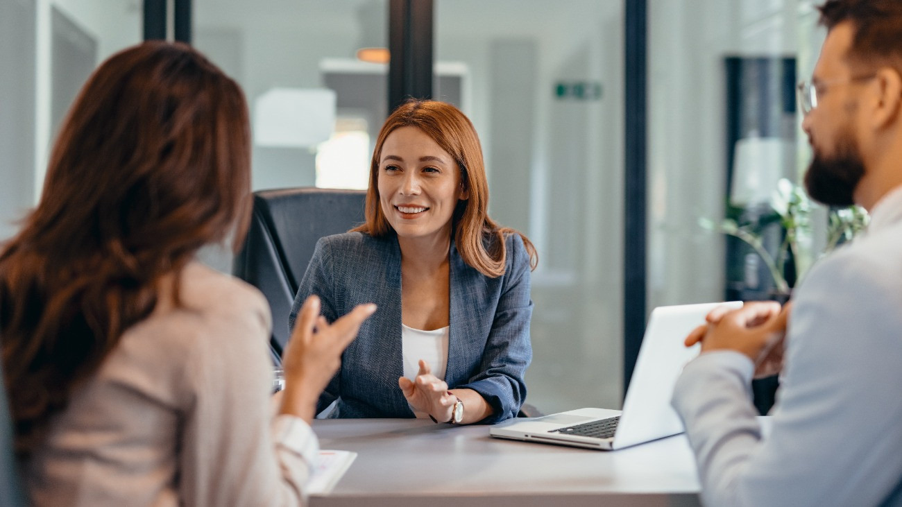 Üzleti megbeszélés az irodában; ügyfélfogadás.