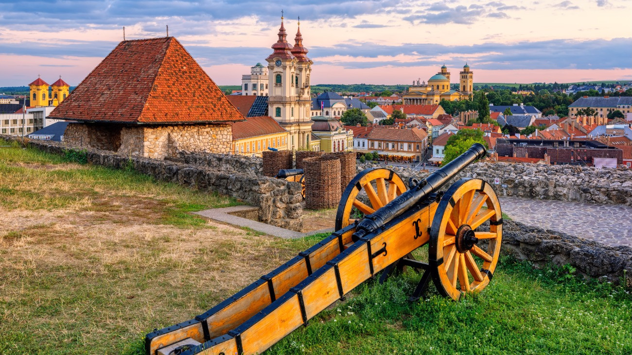 Eger; kilátás a középkori óvárosra a törénelmi erődből naplementekor.