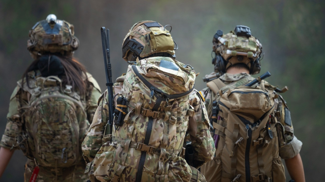 Járőröző katonák hátulról.