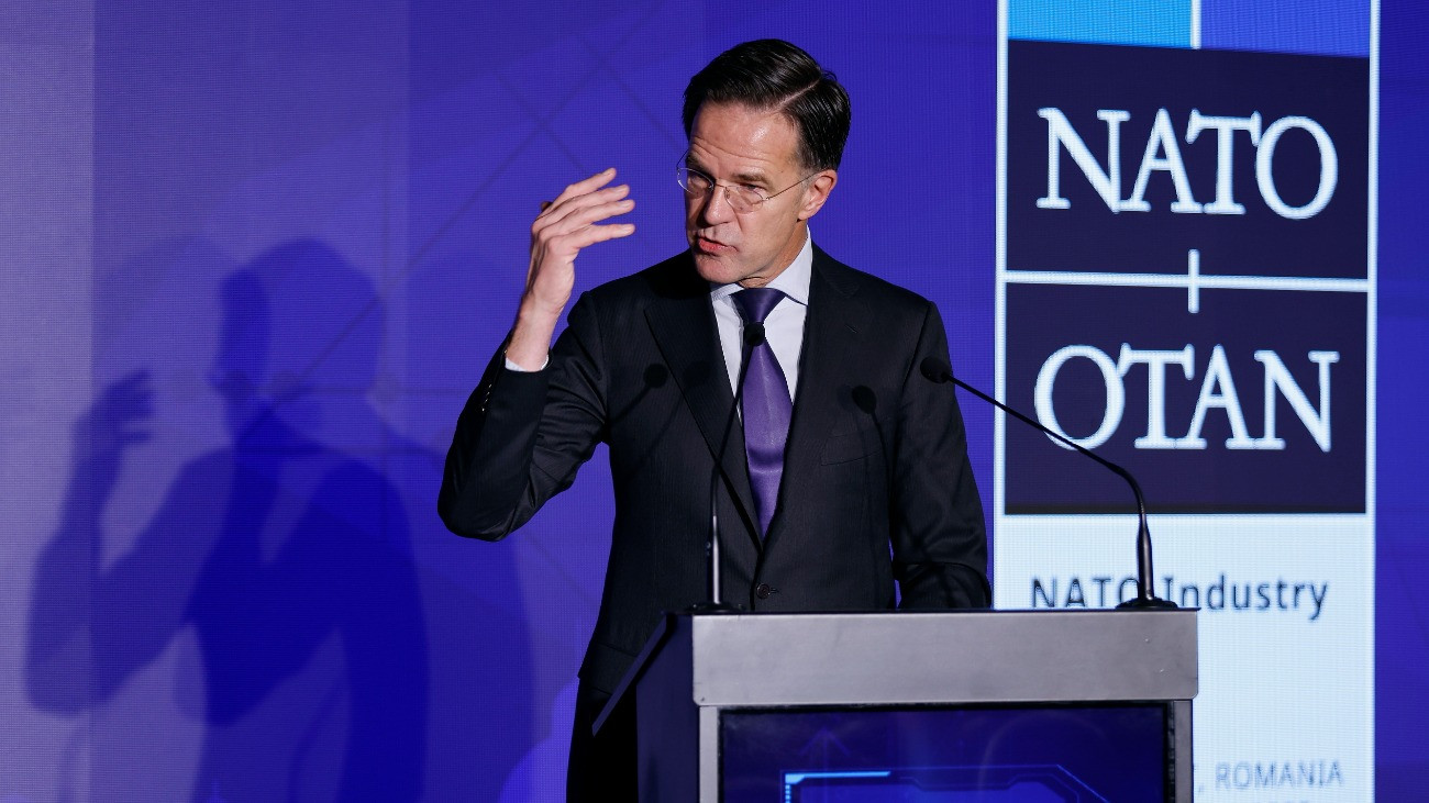 Mark Rutte NATO-fõtitkár beszél a NATO ipari fórumának megnyitóján Bukarestben 2025. november 6-án. Az eseményt a NATO Szövetséges Transzformációs Parancsnokság (SACT) és a román védelmi minisztérium szervezi.