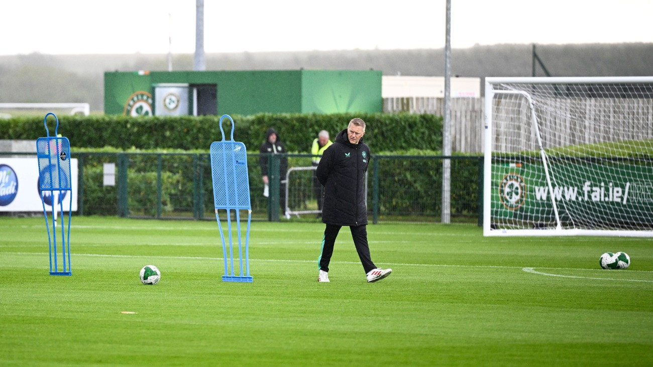 Heimir Hallgrímsson szövetségi kapitány az ír labdarúgó-válogatott edzésén Dublinban 2025. szeptember 5-én. A csapat a magyar válogatott ellen lép pályára Dublinban a 2026-os világbajnokság selejtezõjében szeptember 6-án.