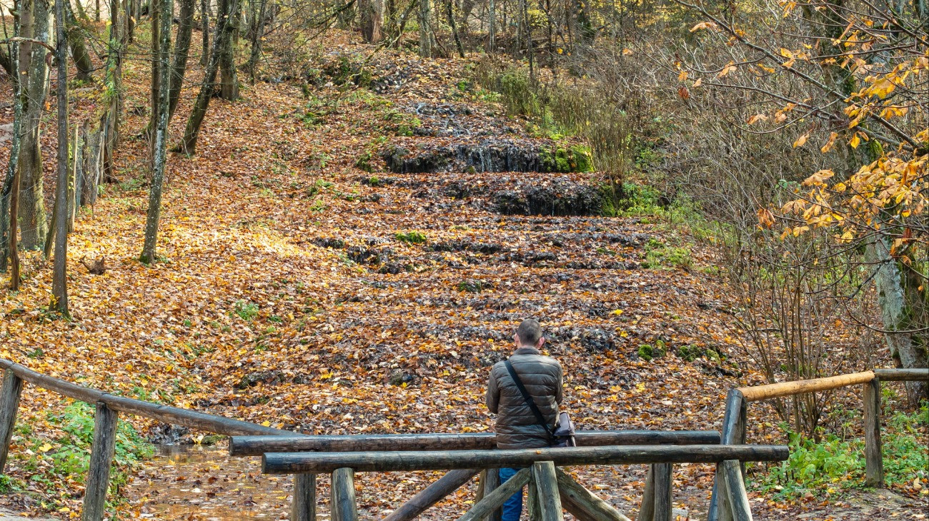 Szilvásvárad, 2025. november 4.A drónnal készült képen a szilvásváradi Fátyol-vízesés 2025. november 4-én. A patak és a vízesés szinte teljesen kiszáradt az elhúzódó száraz, csapadékszegény időjárás következtében.