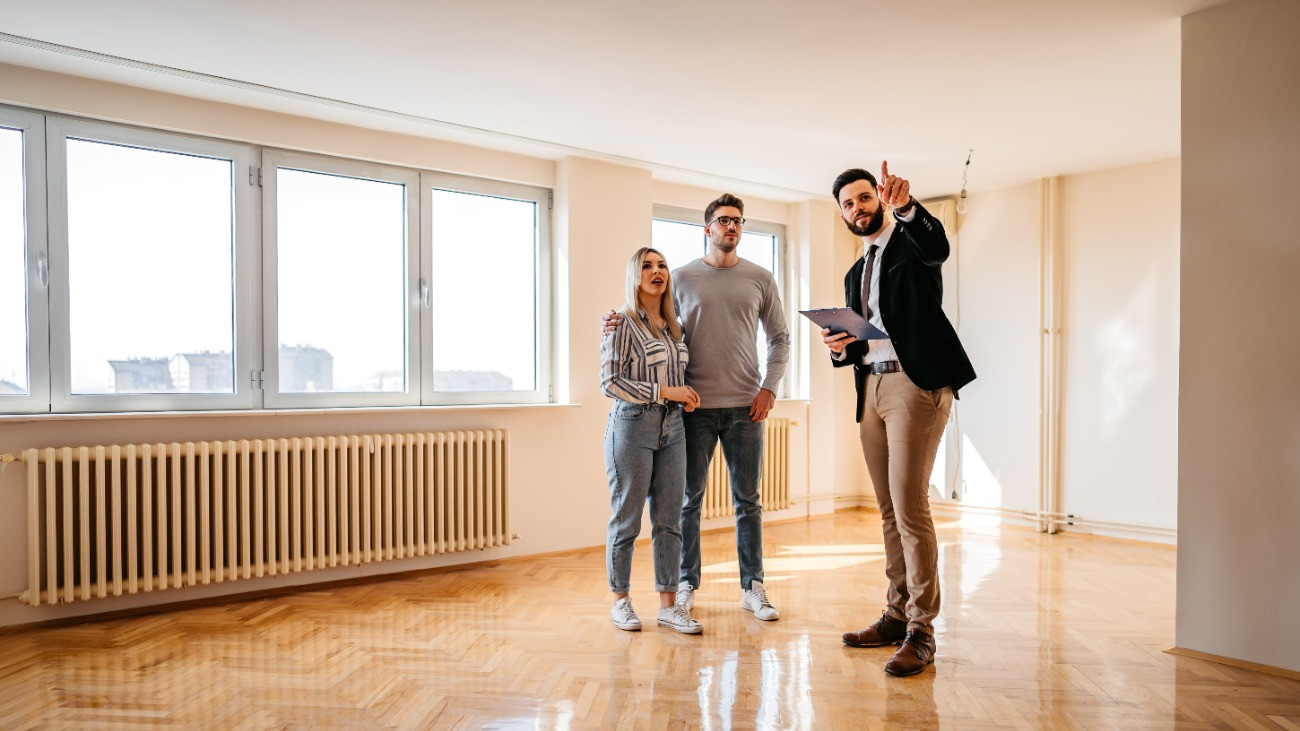 Fiatal párnak mutat be egy eladó lakást egy ingatlanügynök.