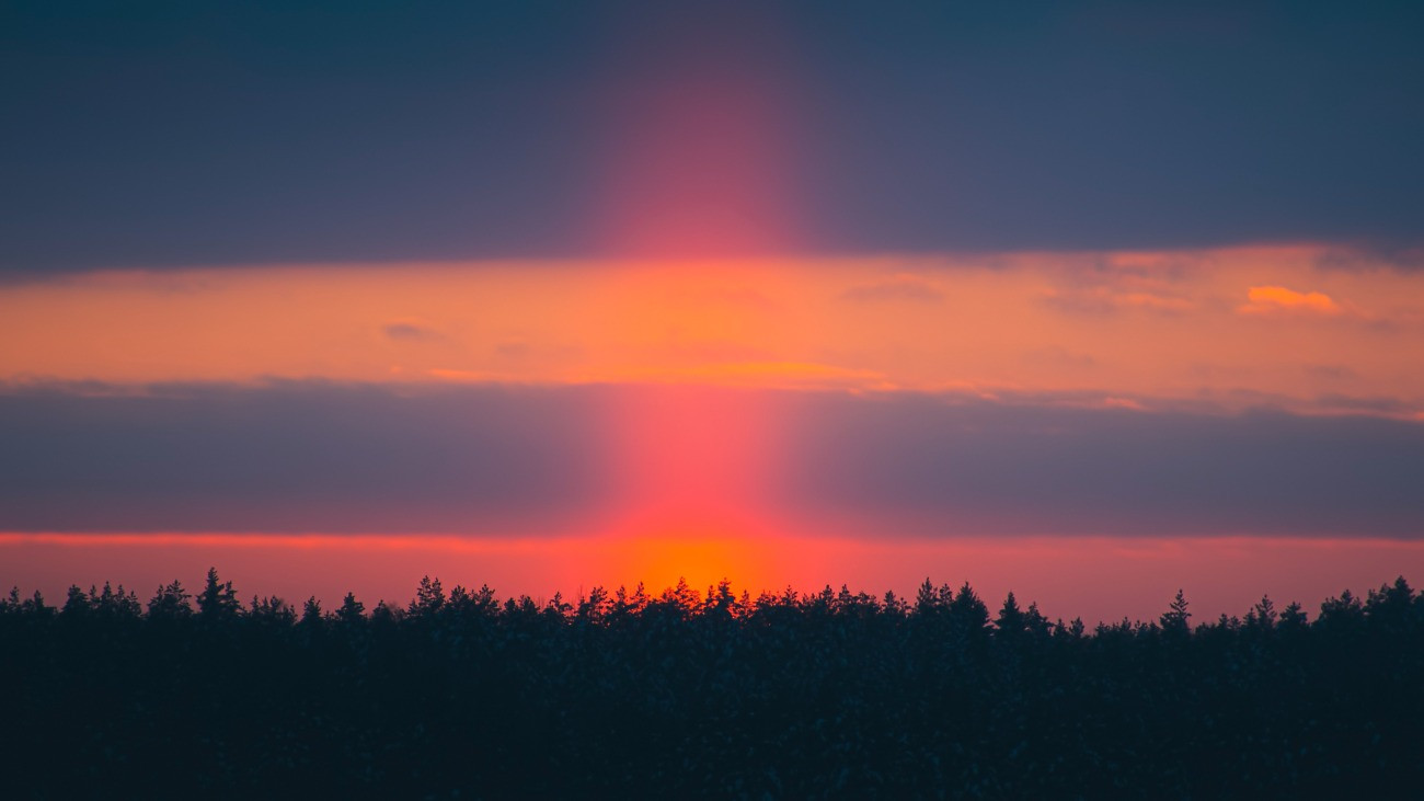 A naposzlop napkelte vagy napnyugta körül látható oszlopszerű fényjelenség, melyet általában a nagyobb méretű lapkristályok felületéről visszaverődő fény hoz létre.