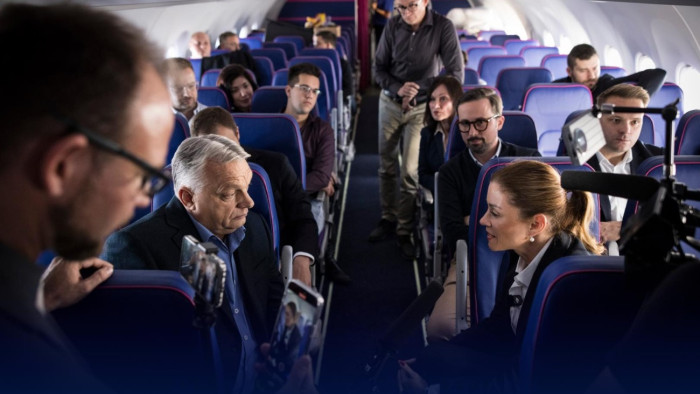 Orbán Viktor a repülőn Washington felé: nagy a tét, de mi győzelemre játszunk!