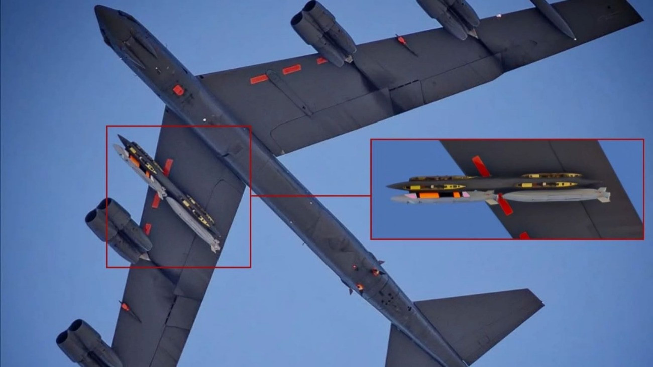 Az amerikai légierő B-52H nehézbombázója, a szárnya alatt két AGM-181Long Range Standoff Weapon (LRSO) cirkálórakéták kísérleti példányával.