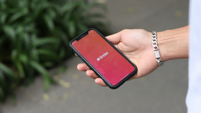 Átkutatná felhasználói telefonját a Tinder – ez az oka