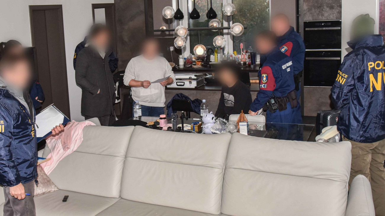 Egy kínai és egy magyar férfit vettek őrizetbe, akik kábítószer-alapanyagot csempésztek Magyarországra.