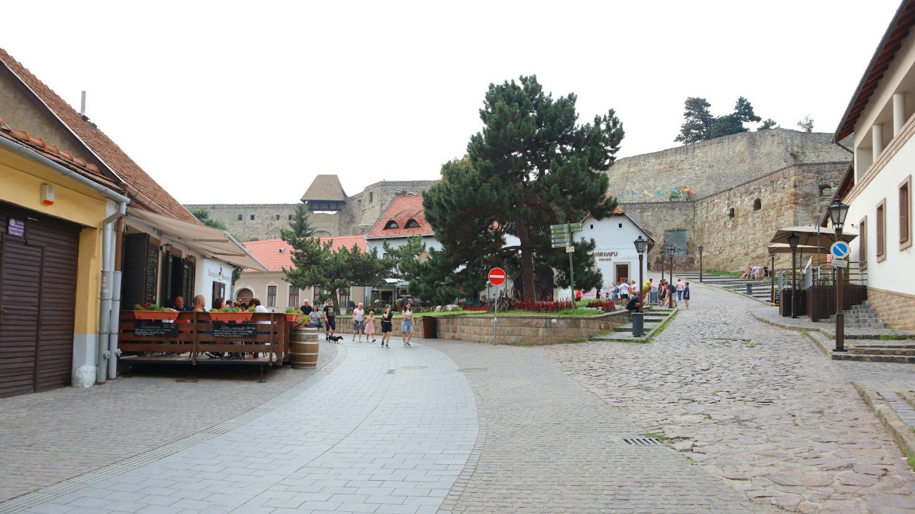 Az egri vár falai és a vársétány bejárata.
