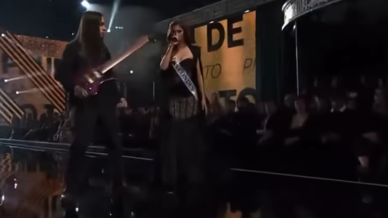 Ignacia Fernández hörgős metált énekel a chilei szépeségversenyen.