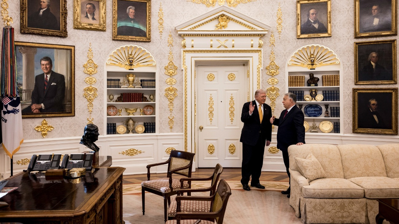 A Miniszterelnöki Kommunikációs Fõosztály által közreadott képen Donald Trump amerikai elnök (b) fogadja Orbán Viktor miniszterelnököt a washingtoni Fehér Házban 2025. november 7-én.