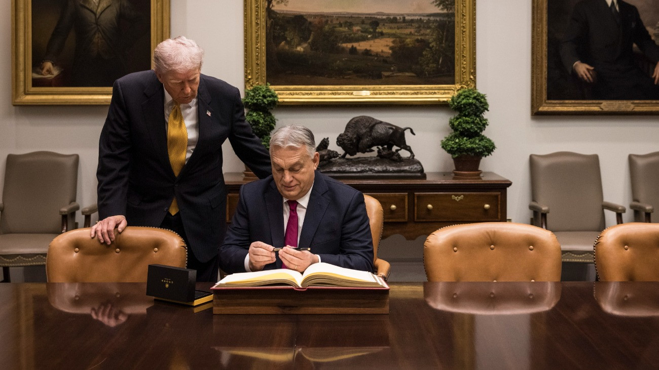 A Miniszterelnöki Kommunikációs Fõosztály által közreadott képen Donald Trump amerikai elnök (b) fogadja Orbán Viktor miniszterelnököt a washingtoni Fehér Házban 2025. november 7-én.