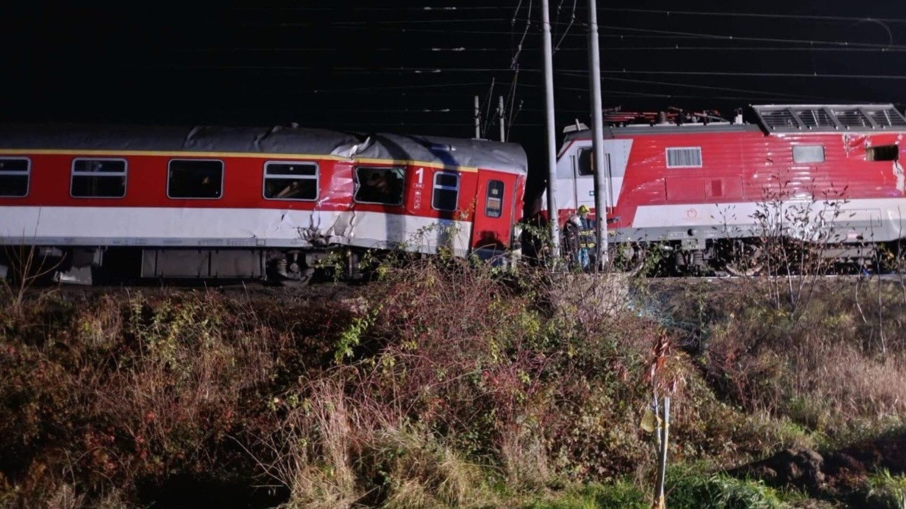 Két vonat ütközött Szlovákiában