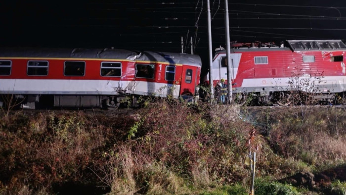 Súlyos vonatbaleset Szlovákiában, sok a sérült