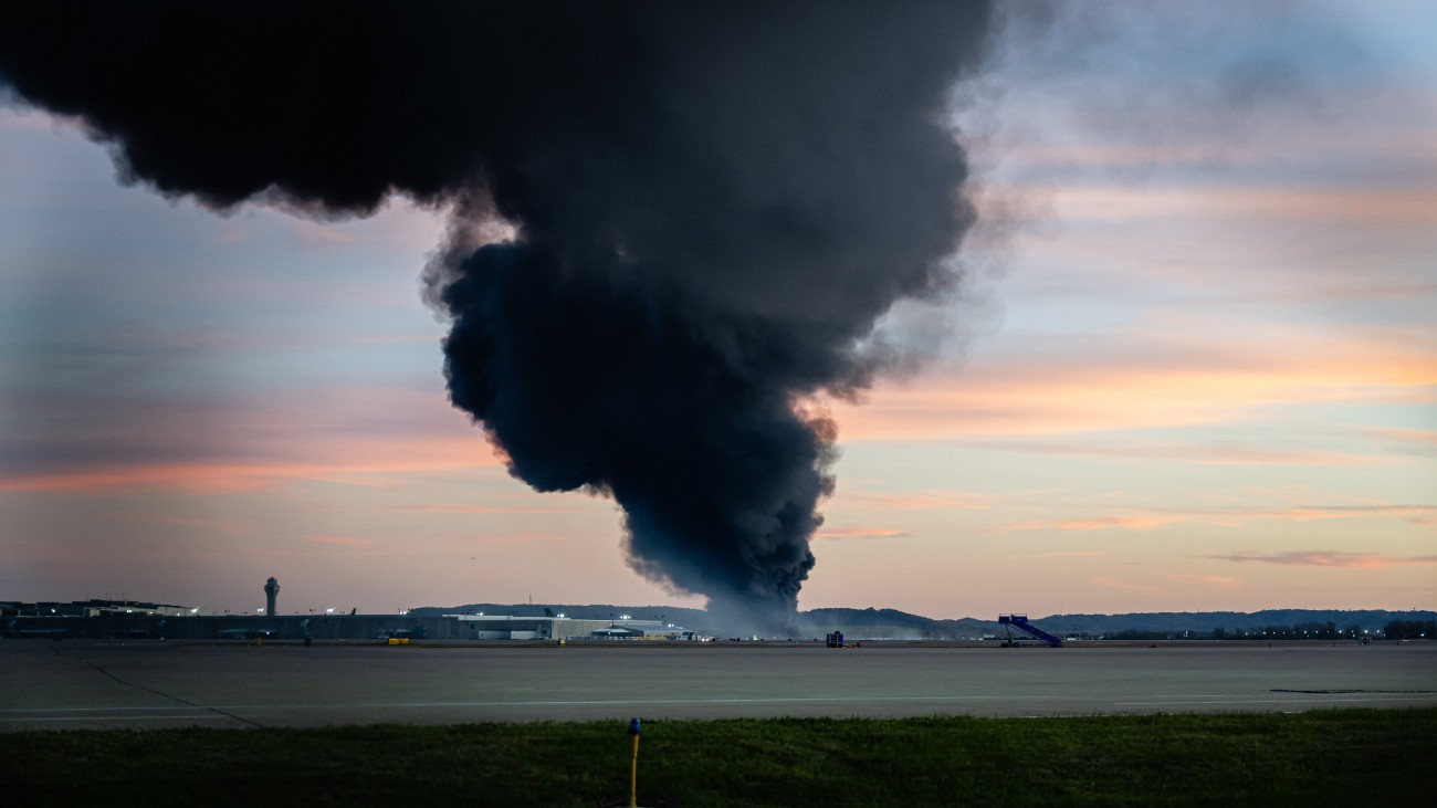 Sûrû fekete füst gomolyog, miután kõolaj-újrahasznosító üzemre zuhant egy teherszállító repülõgép a Kentucky állambeli Louisville nemzetközi repülõtere közelében 2025. november 4-én. A hatóságok közlése szerint legkevesebb 4 ember életét vesztette és legkevesebb 11-en megsebesültek.