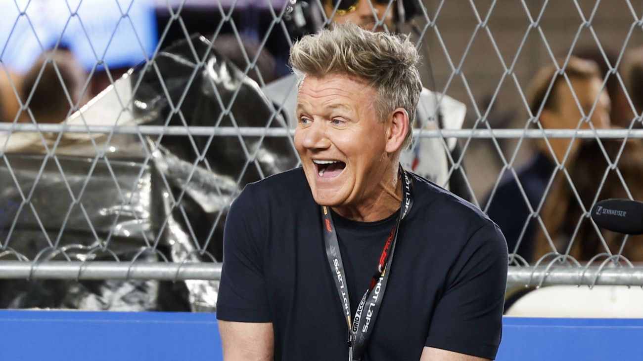 Gordon Ramsey brit sztárséf a Forma-1-es autós gyorsasági világbajnokság Las Vegas-i Nagydíjának futama elõtt a versenypályán 2023. november 19-én.