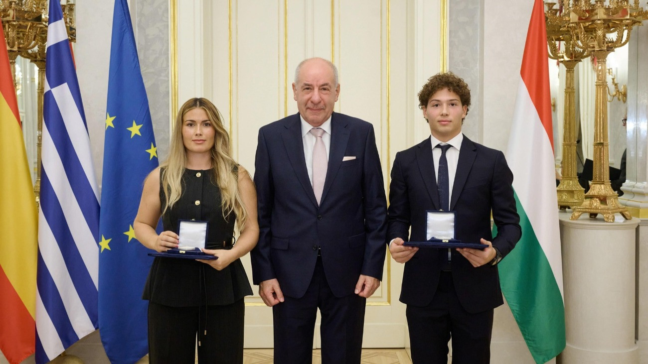 Sulyok Tamás köztársasági elnök kitüntetett egy görög és egy spanyol fiatalt, akik magyar turistákat mentettek ki a tengerből.