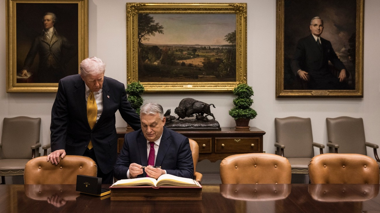 A Miniszterelnöki Kommunikációs Fõosztály által közreadott képen Donald Trump amerikai elnök (b) fogadja Orbán Viktor miniszterelnököt a washingtoni Fehér Házban 2025. november 7-én.