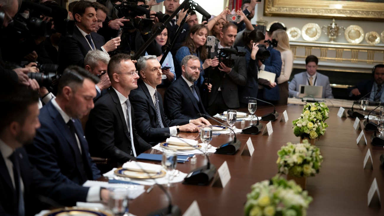 A Miniszterelnöki Kommunikációs Fõosztály által közreadott képen Orbán Balázs, a miniszterelnök politikai igazgatója, Lázár János építési és közlekedési miniszter, Szijjártó Péter külgazdasági és külügyminiszter és Biró Marcell, a miniszterelnök nemzetbiztonsági fõtanácsadója (középen j-b) Donald Trump amerikai elnök és Orbán Viktor miniszterelnök sajtótájékoztatóján a washingtoni Fehér Házban 2025. november 7-én.