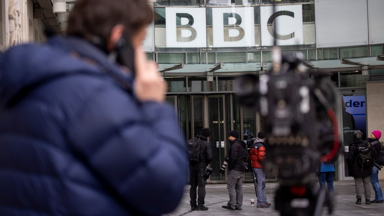 A BBC brit közszolgálati rádió- és tévétársaság londoni székháza 2023. március 12-én. Az elõzõ napra a munkatársak sorozatos visszalépése miatt a BBC szinte összes sportmûsora mûsorvezetõ és stáb nélkül maradt, miután a BBC televízió március 10-én felfüggesztette Gary Lineker egykori angol válogatott labdarúgó mûsorvezetõi megbízatását. Ezt megelõzõen Lineker élesen bírálta a konzervatív párti brit kormány bevándorlási törvénytervezettét.