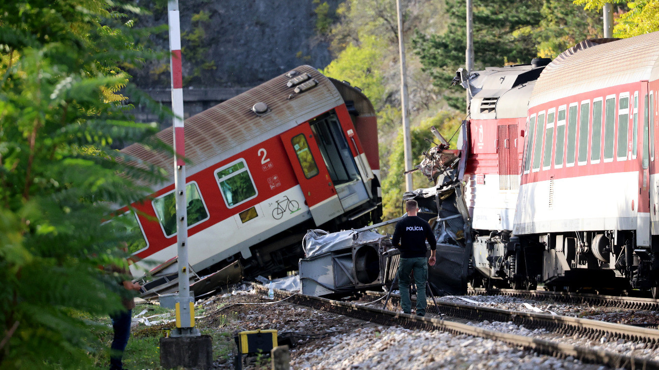 Szádalmás, 2025. október 13.Kisiklott vasúti kocsi a kelet-szlovákiai Szádalmás (Jablonov nad Turnou) közelében történt vasúti baleset helyszínén, ahol összeütközött két személyszállító gyorsvonat 2025. október 13-án. A szerencsétlenségnek mintegy nyolcvan sérültje van, közülük kettõnek válságos az állapota.