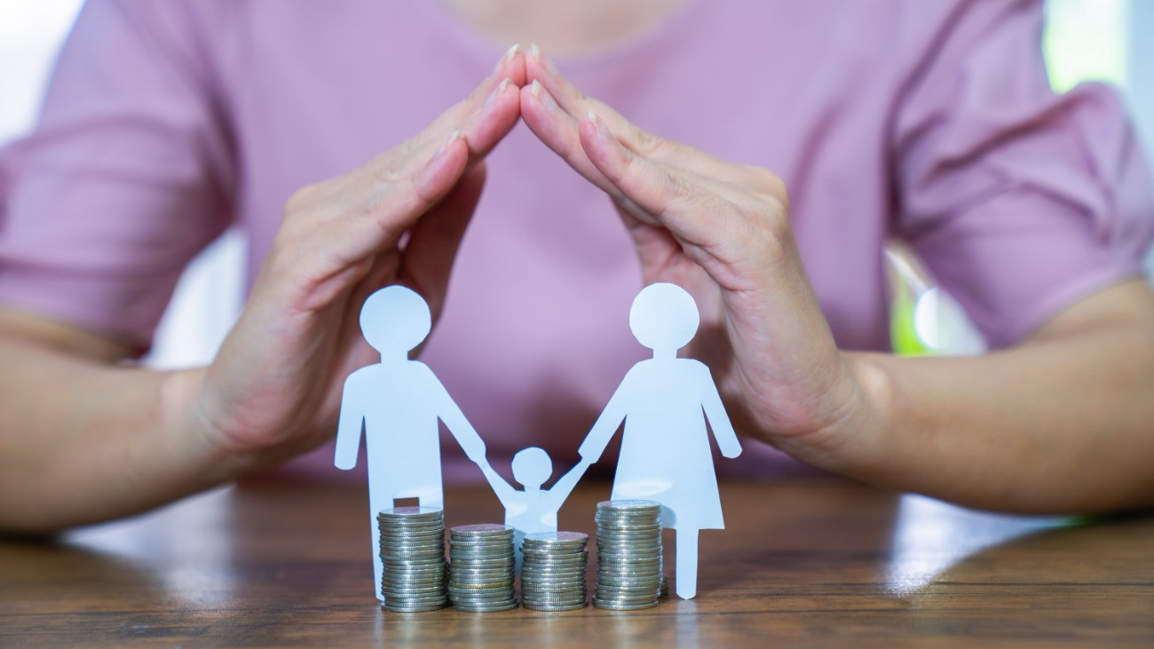 Koncepciókép a családi otthon-, élet- és egészségbiztosításra.