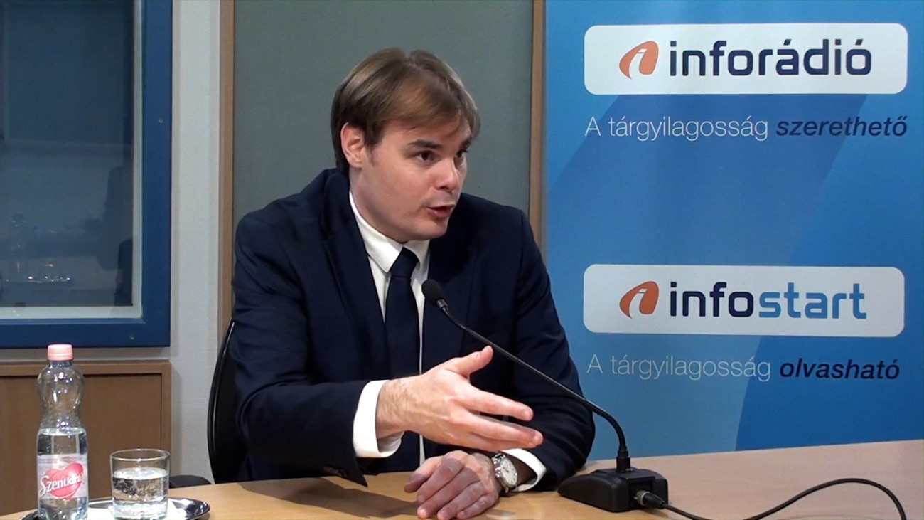 Csizmazia Gábor, a Nemzeti Közszolgálati Egyetem John Lukacs Intézetének tudományos munkatársa az Arénában.