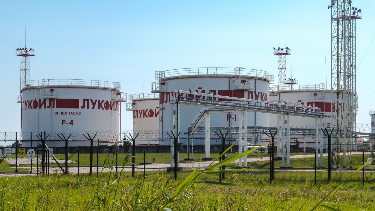 Leállt az orosz olajóriás két országban