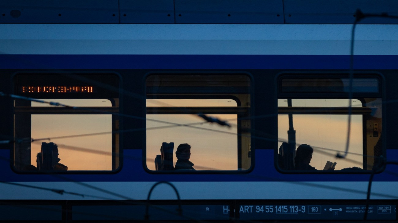 Budapest, 2024. január 14. Utasok a Kõbánya-Kispest vasútállomáson várakozó vonaton. MTVA/Bizományosi: Róka Dániel