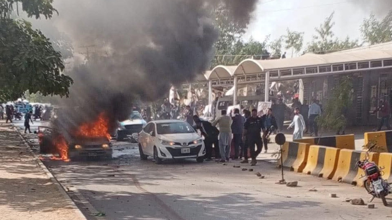 Felrobbant egy autó egy iszlámábádi bíróság épületének bejárata közelében, a nagy erejű detonáció következtében legkevesebb öt ember életét vesztette.