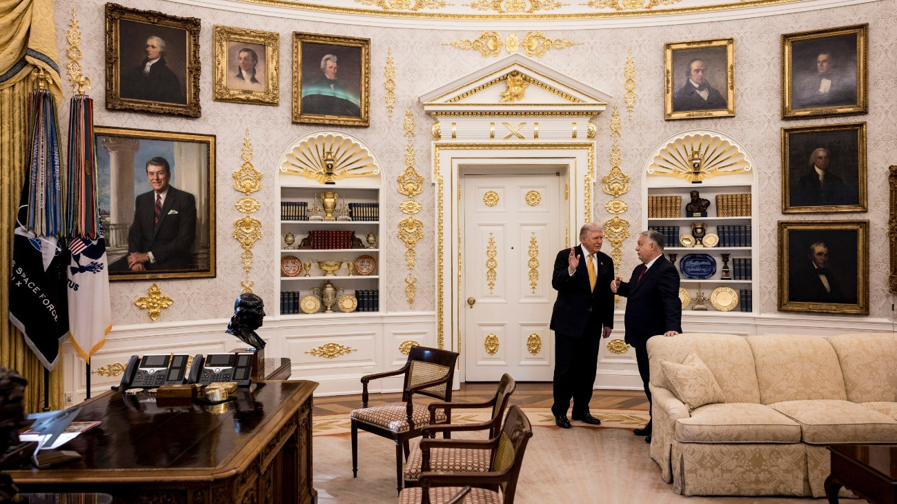 A Miniszterelnöki Kommunikációs Fõosztály által közreadott képen Donald Trump amerikai elnök (b) fogadja Orbán Viktor miniszterelnököt a washingtoni Fehér Házban 2025. november 7-én.