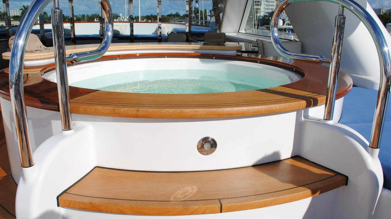 Elegáns jakuzzi egy szállodában.