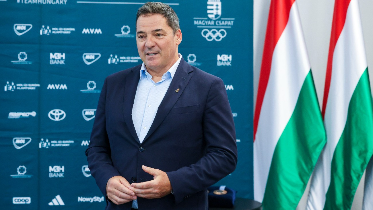 Gyulay Zsolt, a Magyar Olimpiai Bizottság (MOB) elnöke beszédet mond Muhari Eszter párbajtõrözõnek, Fojt Sára kajakosnak és Major Veronika sportlövõnek a tavalyi párizsi olimpián nyert bronzérmeinek kicserélése alkalmából rendezett ünnepségen a MOB székházában 2025. július 9-én.  A három olimpikon helyszínen kapott medáljainak állaga ugyanis megromlott, ezért azok cserére szorultak.
