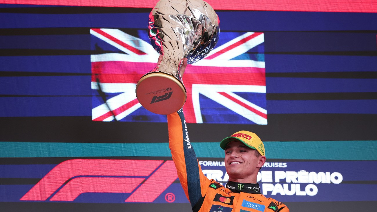 A futamgyõztes Lando Norris, a McLaren brit versenyzõje ünnepel a Forma-1-es autós gyorsasági világbajnokság Brazil Nagydíjának eredményhirdetésén a Sao Pauló-i Interlagos pályán 2025. november 9-én.