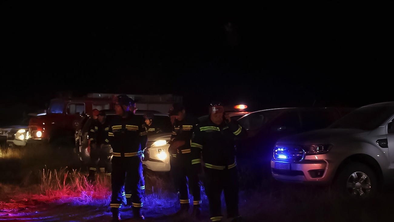 Tûzoltók és rendõrök a georgiai-azeri határtól alig öt kilométerre lévõ Szignagi városában, ahol 20 emberrel a fedélzetén lezuhant egy török katonai teherszállító repülõgép 2025. november 11-én. A török védelmi minisztérium közleménye szerint a C-130 típusú gép Azerbajdzsánból indult vissza Törökország felé, amikor a baleset történt, de sem az áldozatok számáról, sem a tragédia okûról nem közöltek részleteket.