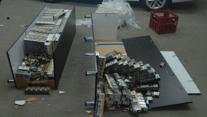 Bútorszállítóknak álcázták magukat a rafkós cigicsempészek