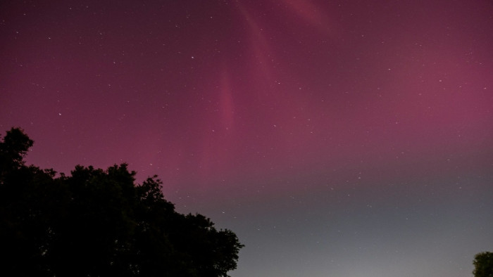 Csodálatos színekbe öltöztette az éjszakai égboltot a sarki fény – videó, képek