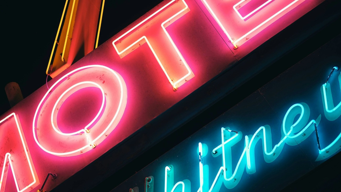 Színes fénycsövekből készült feliratok.