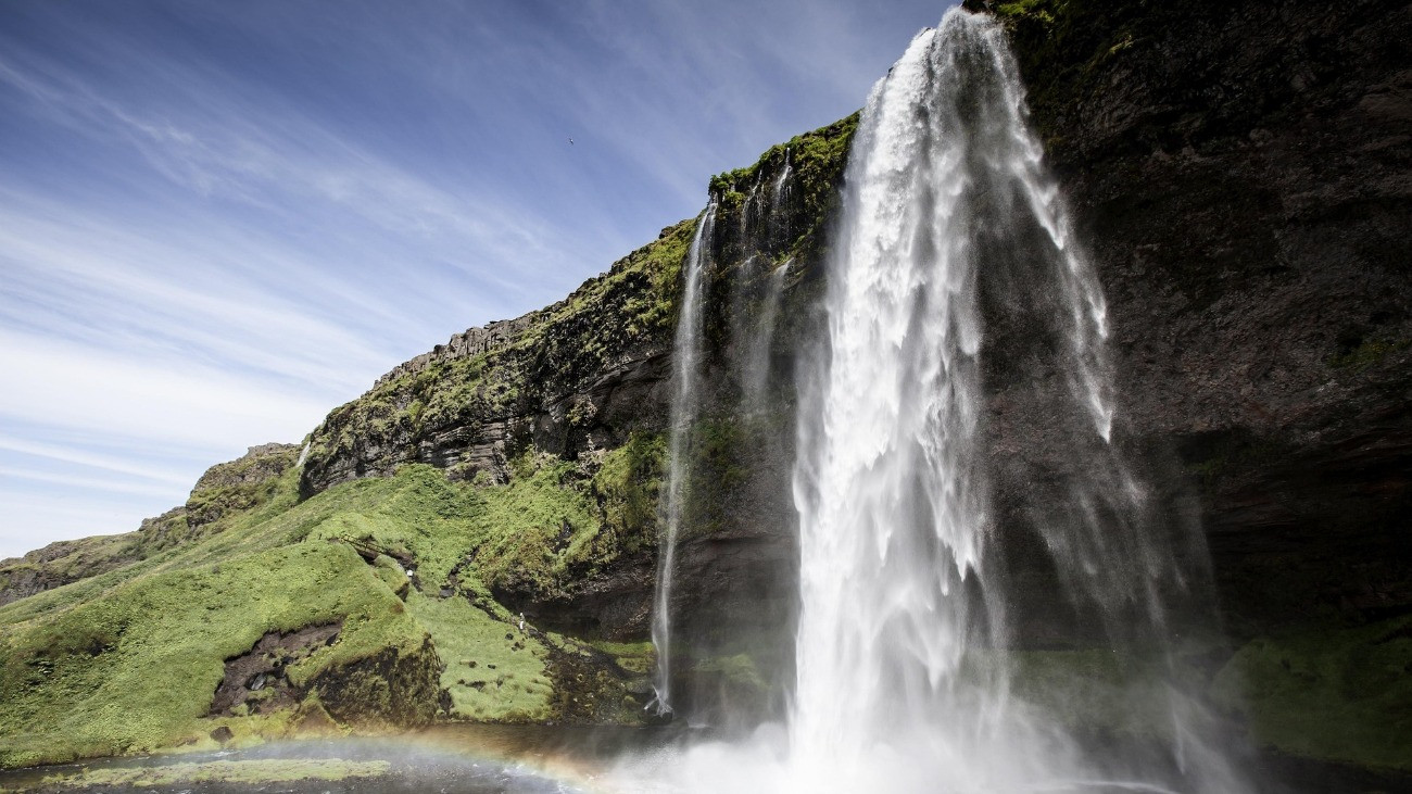 A Seljalandsfoss Izland egyik legismertebb vízesése, 60 méter magas, a szigetország egyik fő turistalátványossága; a Seljalands-folyó vize az Eyjafjallajökull vulkáni gleccserből ered.