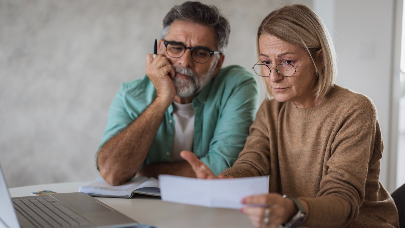 Aggodalommal tölti el a nyugdíjas párt az otthoni pénzügyek áttekintése.