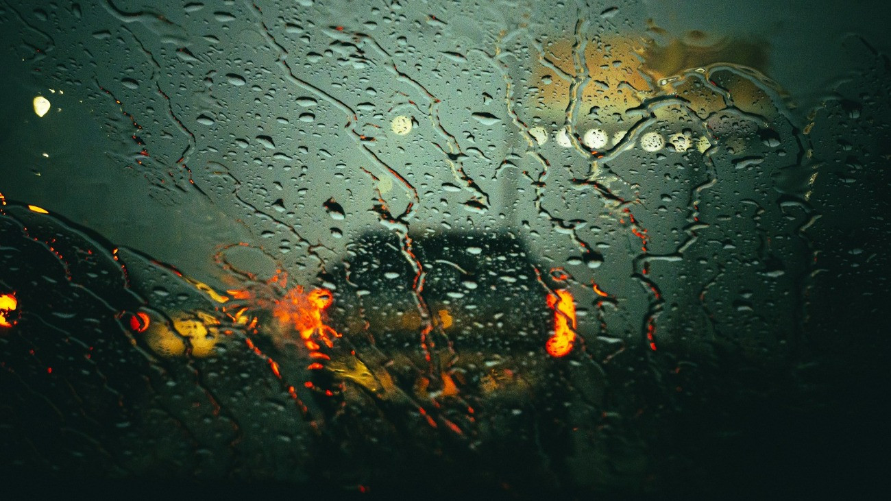 Belső kép egy esőtől vizes szélvédőről.