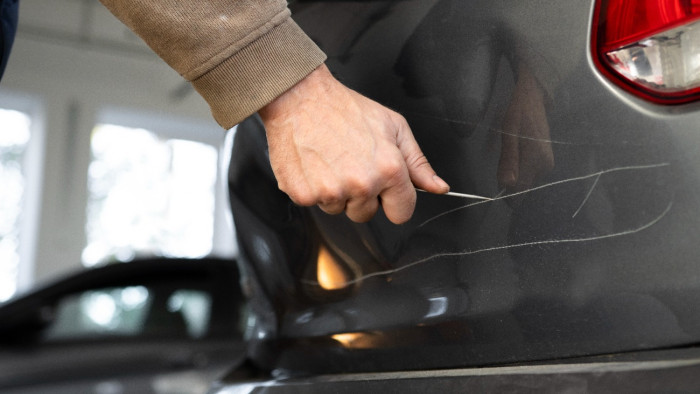 Pár centi miatt: autós rémálom egy tatai parkolóban – videó