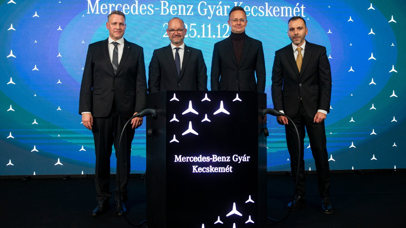 Jens Bühler, a Mercedes-Benz kecskeméti gyárának igazgatója, Jörg Burzer, a Mercedes-Benz Group AG termelésért és ellátási láncért felelõs igazgatósági tagja, Szijjártó Péter külgazdasági és külügyminiszter és Joó István kormánybiztos, a HIPA Nemzeti Befektetési ügynökség vezérigazgatója (b-j) a Mercedes-Benz beruházásának bejelentésén Kecskeméten 2025.november 12-én. A német autógyártó 21,6 milliárd forint értékû beruházásával létrehozza az elsõ magyarországi kutatás-fejlesztési központját. A beruházáshoz a kormány 4,3 milliárd forint támogatást nyújt.