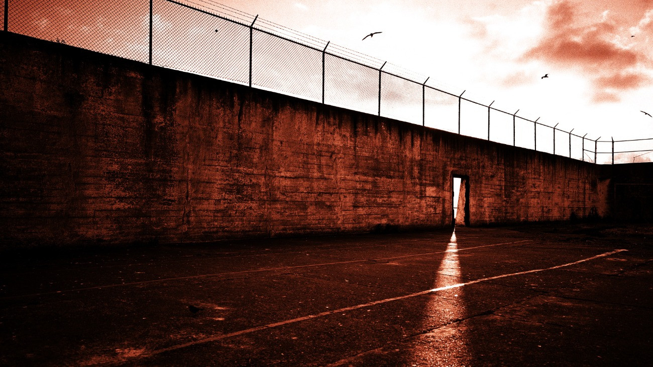 Egy büntetés-végrehajtási intézmény üres udvara.