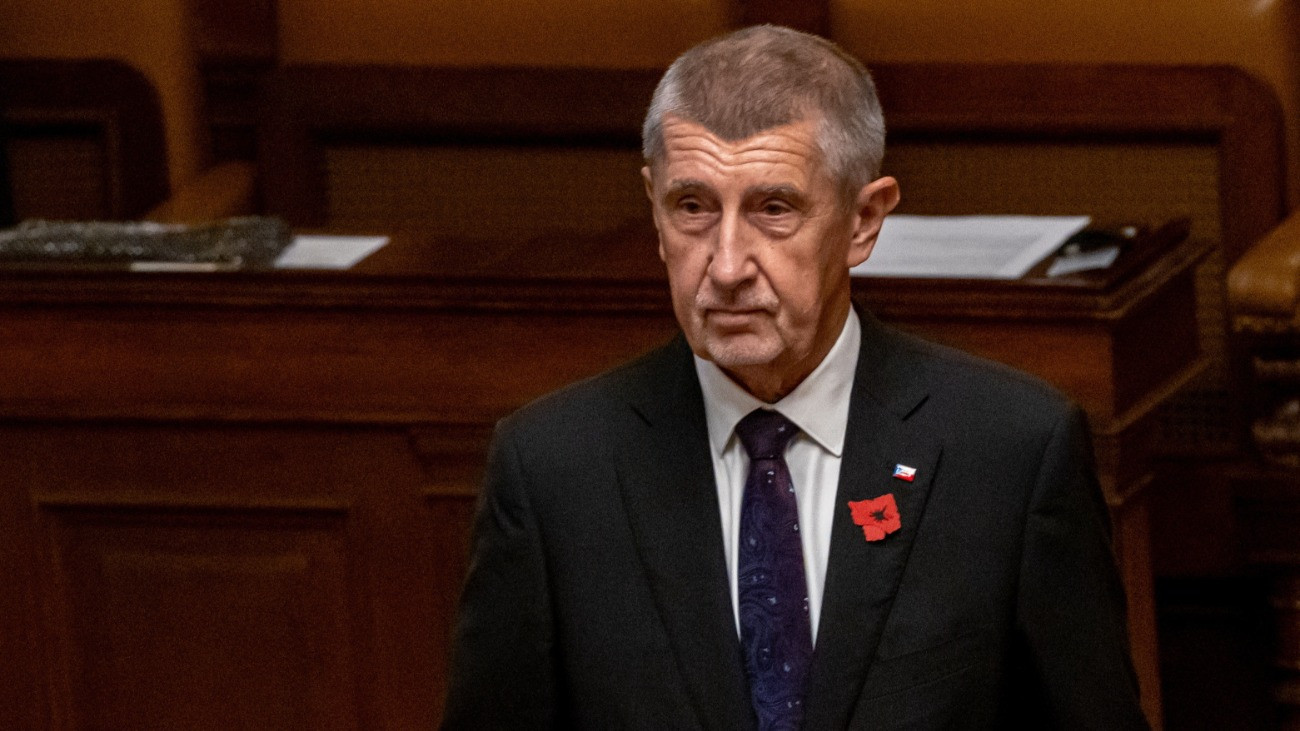 Andrej Babis, az Elégedetlen Polgárok Akciója (ANO) mozgalom elnöke, miniszterelnök-jelölt az új képviselõház elsõ ülésén Prágában 2025. november 3-án, miután Babis és Tomio Okamura, a Szabadság és Közvetlen Demokrácia (SPD) mozgalom  és Petr Macinka, az Autósok párt vezetõje aláírták a koalíciós szerzõdést. Az új kabinet 16 tagú lesz, az ANO nyolc, az SPD három, az Autósok pedig négy tárcát fog irányítani.