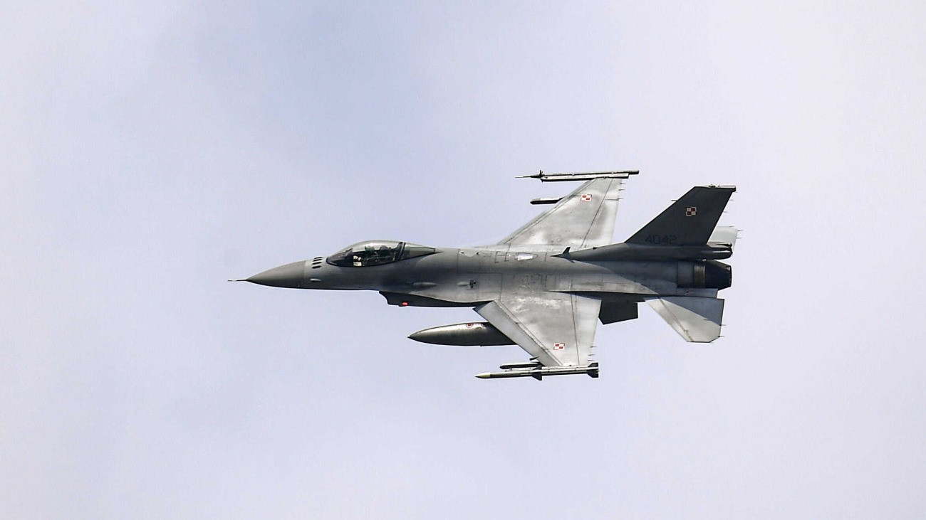 A lengyel légierõ egyik F-16-os vadászgépe a Ramstein Legacy 2022 légvédelmi gyakorlaton, amelyet a NATO légi parancsnokság integrált légi- és rakétavédelmi (IAMD) gyakorlata keretében tartanak Poznanban 2022. június 7-én.